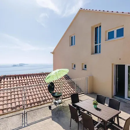 Three-bedroom In Plat Апартаменты *